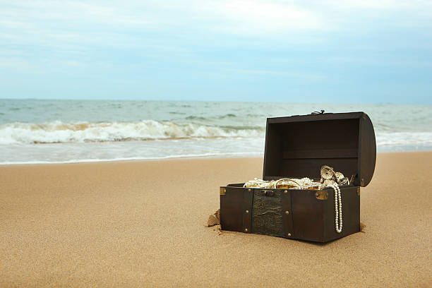 Discovery of Treasure Treasure box on the beach treasure chest photos stock pictures, royalty-free photos & images