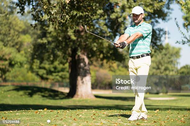 Foto de Golfista Planejar A Trajetória Da Bola e mais fotos de stock de 30 Anos - 30 Anos, Adulto, Adulto de idade mediana