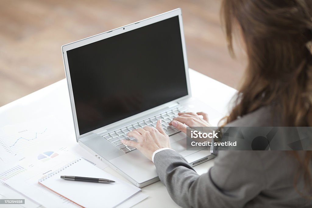 Donna con computer portatile. - Foto stock royalty-free di Abbigliamento formale
