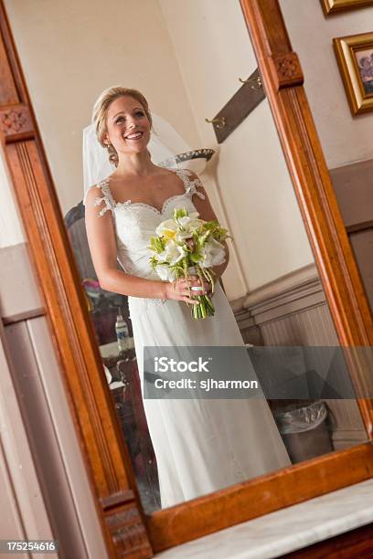 Reflejo De Boda Novia En Vestido Blanco Tradicional Foto de stock y más banco de imágenes de Acontecimiento