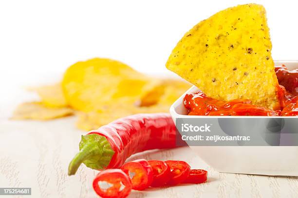 Papas Fritas Con Salsa Foto de stock y más banco de imágenes de Alimento - Alimento, Amarillo - Color, Arrugado