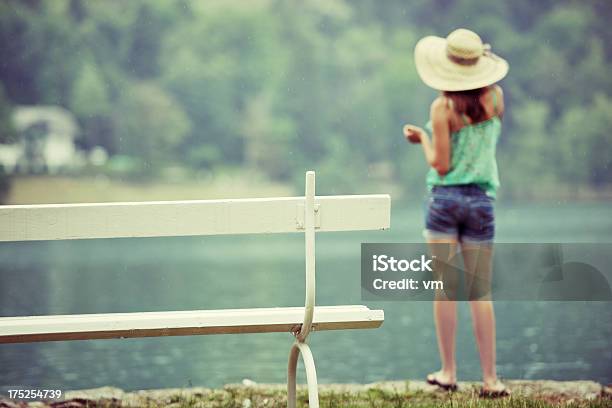 Jovem Mulher Em Pé Ao Lado De Um Lago - Fotografias de stock e mais imagens de Adolescente - Adolescente, Adulto, Ao Ar Livre