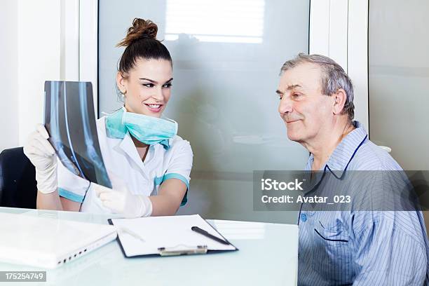 Foto de Uma Boa Notícia Para Os Enjury e mais fotos de stock de Hospital - Hospital, Perna Quebrada, Pessoas