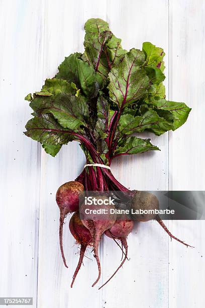 Organico Barbabietole Rosse Sul Vecchio Legno Bianco - Fotografie stock e altre immagini di Barbabietola