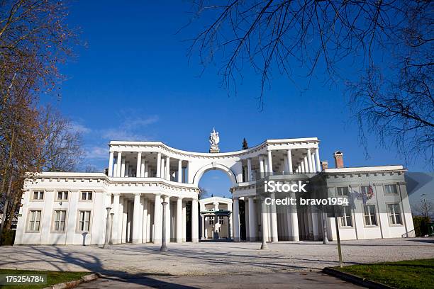 Colunata Entrada Para O Zale Cemitério Em Liubliana - Fotografias de stock e mais imagens de Cemitério