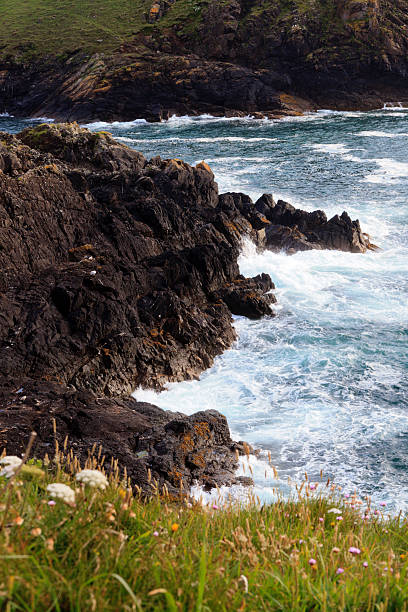 vue de la côte à port quin de cornwall - english quin photos et images de collection