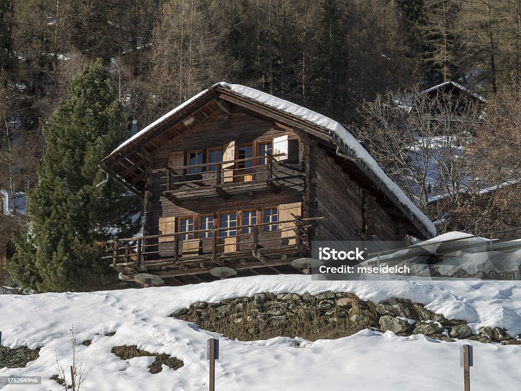 alpine Chalet svizzero e villaggio coperto di neve - Foto stock royalty-free di Albero