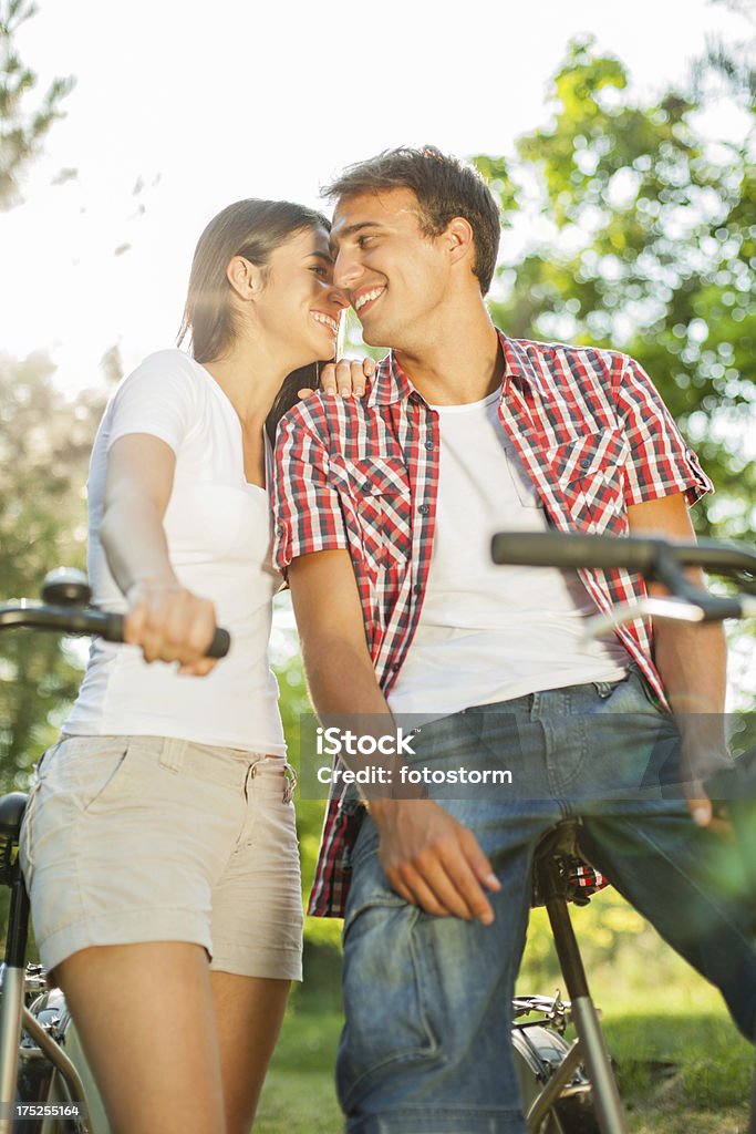 Молодая пара с велосипеда на открытом воздухе - Стоковые фото 20-24 года роялти-фри