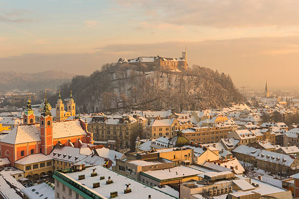 nieve en liubliana - castle slovenia winter snow fotografías e imágenes de stock