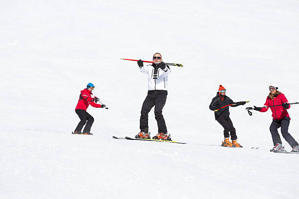narciarstwo grupy na stok w górach - winter friendship france italy zdjęcia i obrazy z banku zdjęć