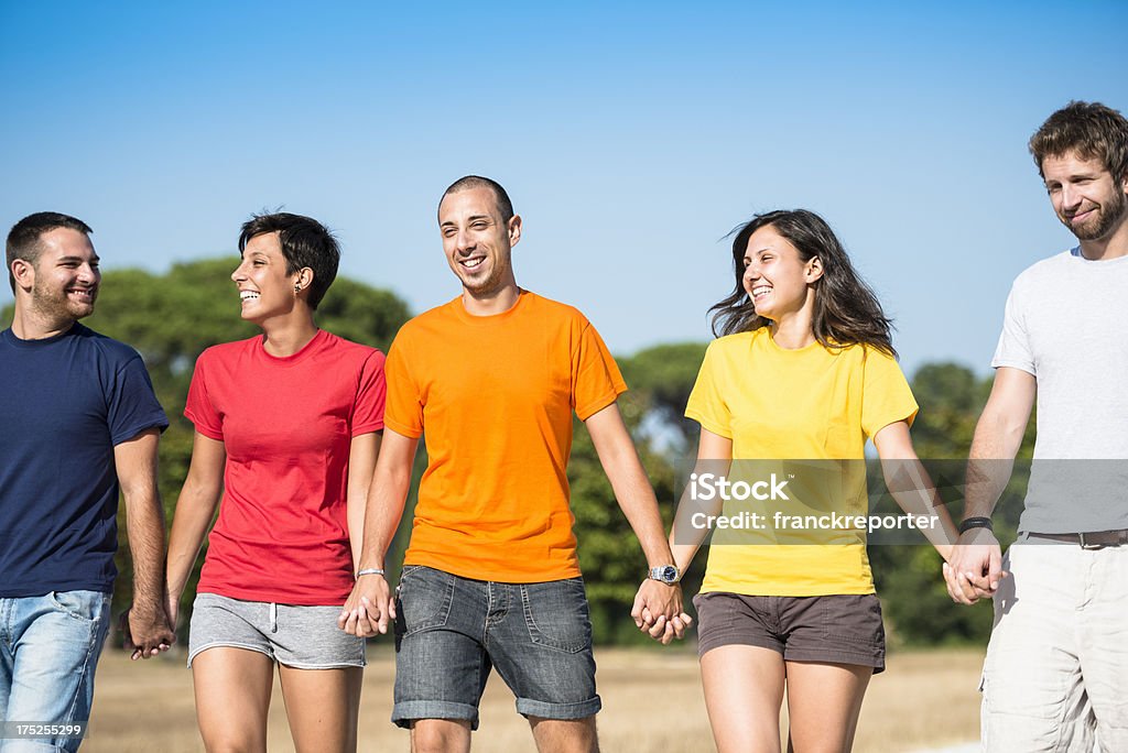 Amici Scopri il mondo insieme a estate - Foto stock royalty-free di Adulto