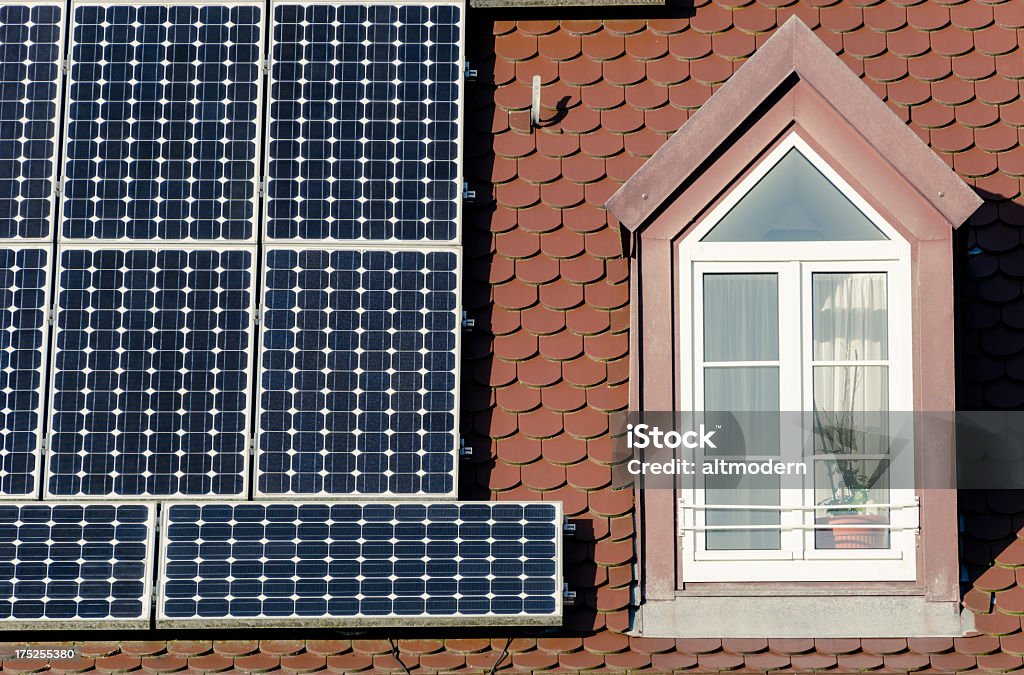 Sistema photovoltaic - Foto de stock de Finanças Domésticas royalty-free