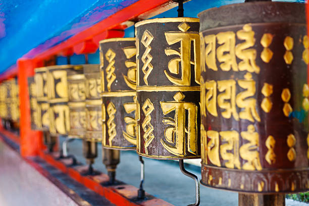 ruedas de oración de gangtok, sikkim, india - tibetan script fotografías e imágenes de stock