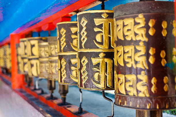 rodas de oração gangtok, sikkim, índia - tibetan script - fotografias e filmes do acervo