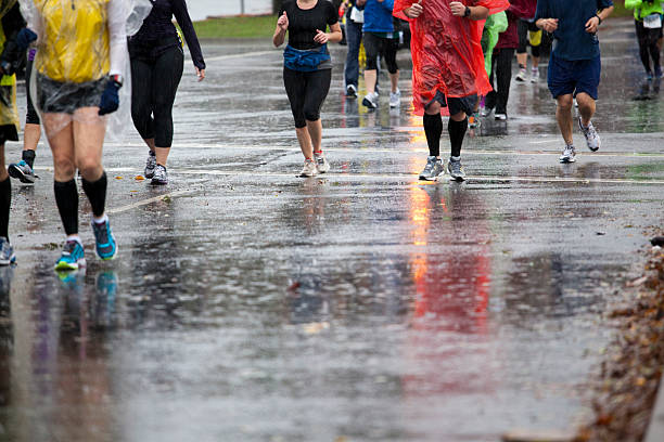 deszczowy dzień marathon - distance running jogging running fog zdjęcia i obrazy z banku zdjęć