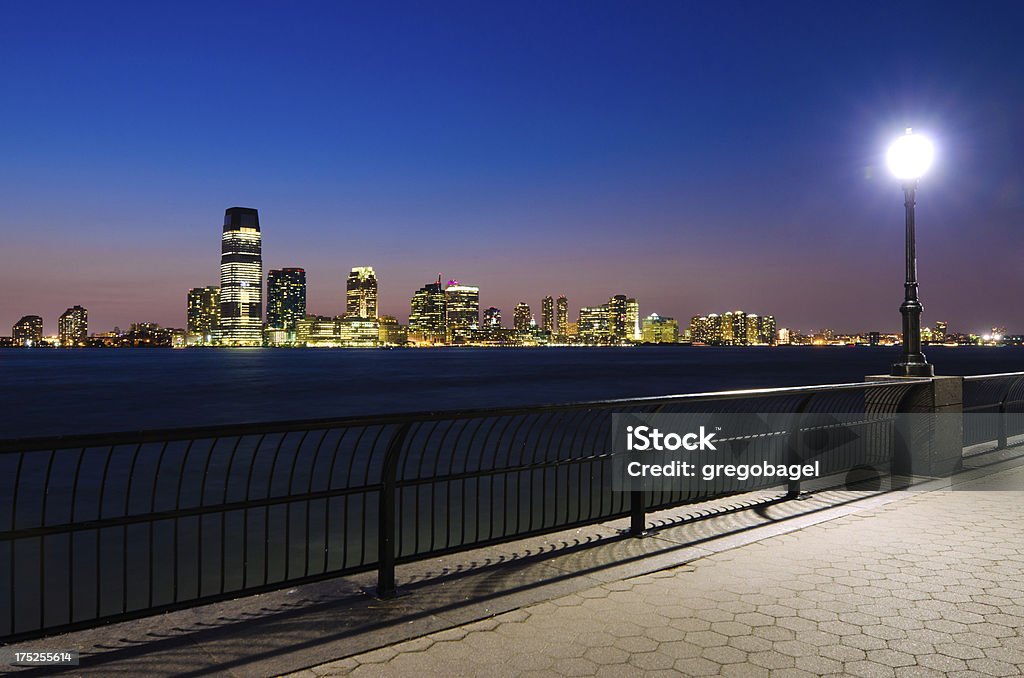 Pasillo junto agua en Lower Manhattan, con vista de los edificios de la ciudad de Jersey - Foto de stock de Aire libre libre de derechos