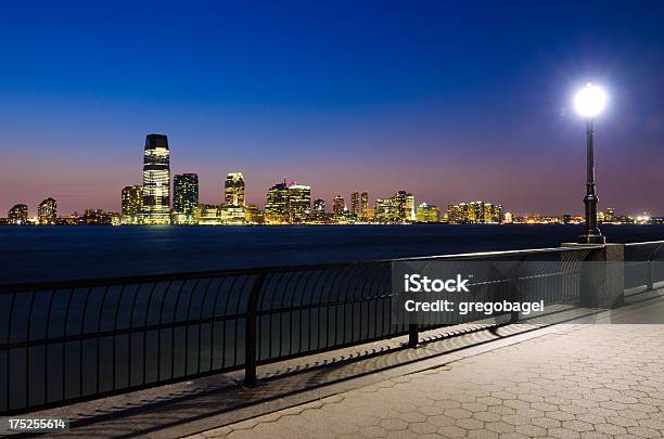 Photo libre de droit de Promenade Le Long De Leau Dans Le Quartier De Lower Manhattan Panorama De Jersey City banque d'images et plus d'images libres de droit de Bâtiment vu de l'extérieur