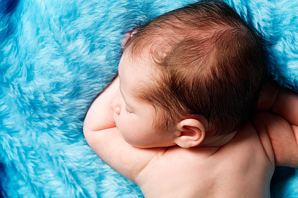 petit garçon bébé dormir sur couverture bleue - fake fur white happiness beginnings photos et images de collection