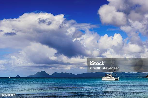 Mar Caribe Catamarán Y El Cielo Martinica Foto de stock y más banco de imágenes de Martinica - Martinica, Playa, Aire libre