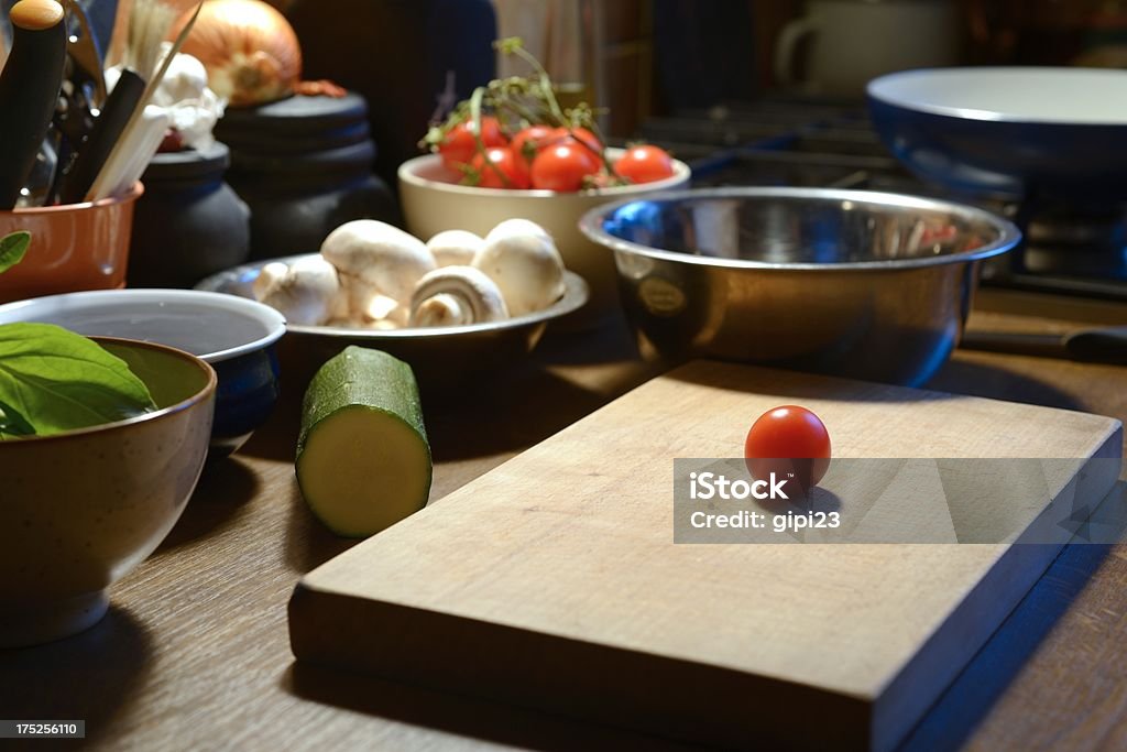 Planche à découper en bois avec légumes - Photo de Champignon comestible libre de droits