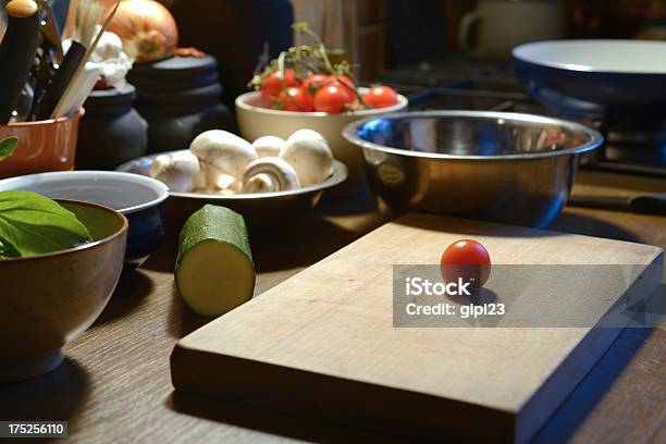 Photo libre de droit de Planche À Découper En Bois Avec Légumes banque d'images et plus d'images libres de droit de Champignon comestible - Champignon comestible, Courgette, Cuisine