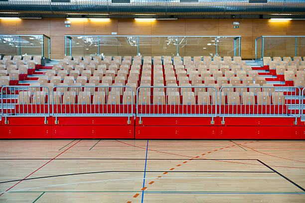 rojo, cuenta con asientos en sports hall vacío - school gymnasium parquet floor sport empty fotografías e imágenes de stock