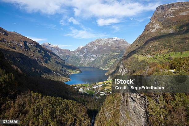 View From High До Geiranger Фиорд Норвегия — стоковые фотографии и другие картинки Без людей - Без людей, Верхний ракурс, Высоко