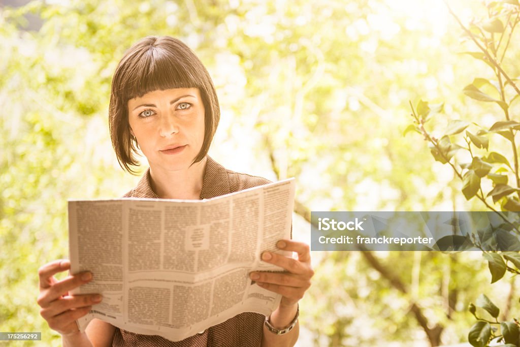 Seria donna leggendo un giornale - Foto stock royalty-free di 30-34 anni