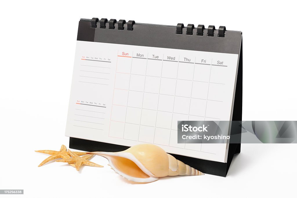 空白のカレンダーをデスクトップに貝殻 - 3Dのロイヤリティフリーストックフォト