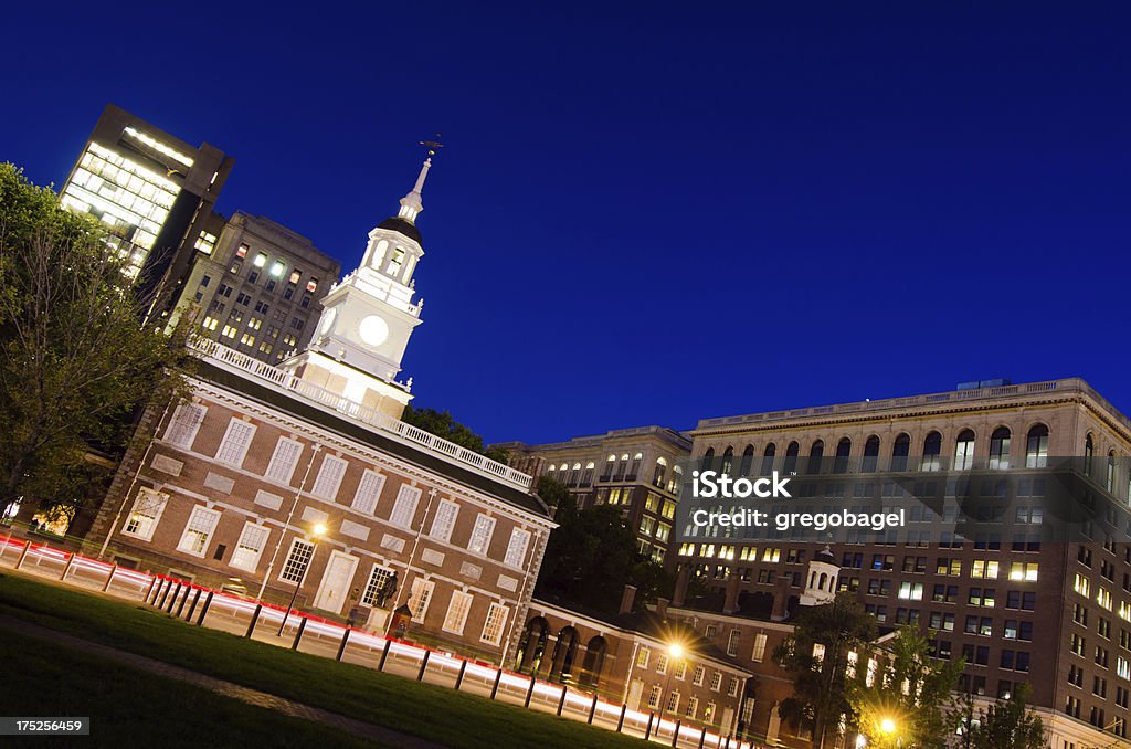 Independence Hall, na Filadélfia, PA à noite - Foto de stock de Arquitetura royalty-free