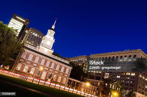 Foto de Independence Hall Na Filadélfia Pa À Noite e mais fotos de stock de Arquitetura - Arquitetura, Atlântico Central EUA, Campanário - Característica arquitetônica