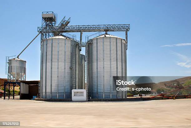Fábrica Foto de stock y más banco de imágenes de Abundancia - Abundancia, Acero, Agricultura