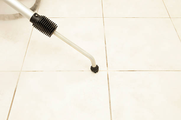 la limpieza a vapor, baño con azulejos de lechada - tiled floor tile floor grout fotografías e imágenes de stock