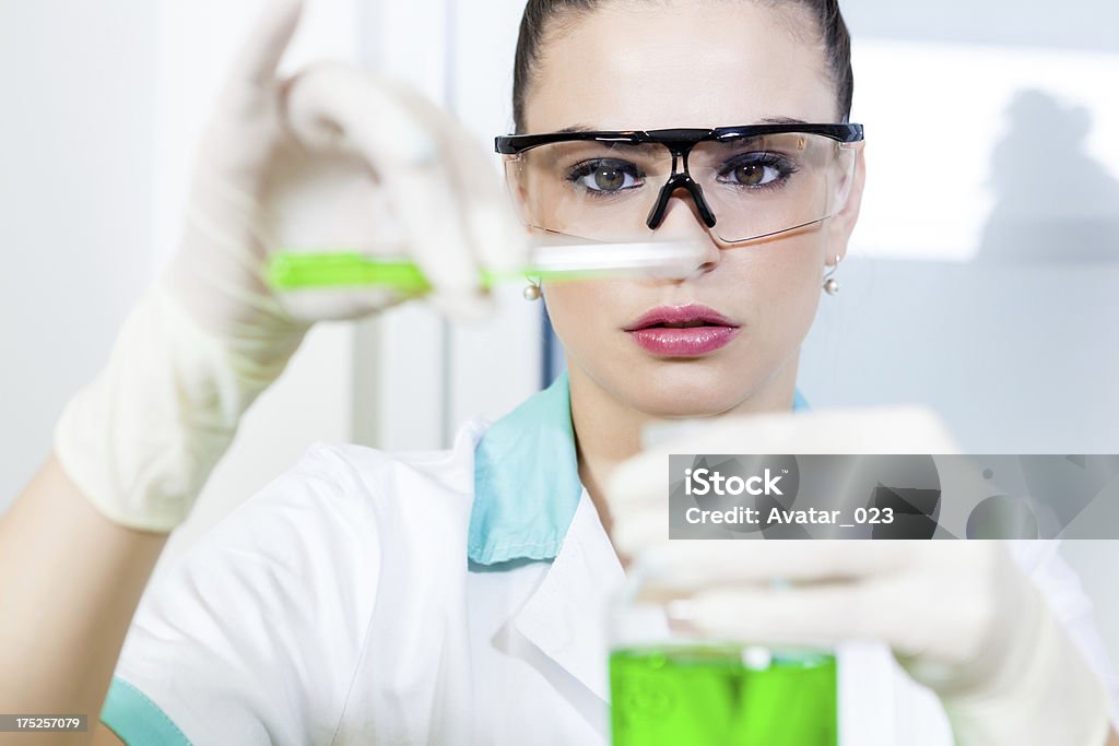 Jeune femme en laboratoire - Photo de Adulte libre de droits