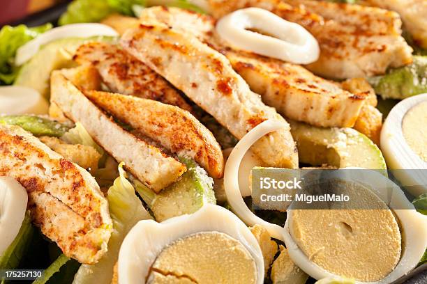 鶏のシーザーサラダ - コブサラダのストックフォトや画像を多数ご用意 - コブサラダ, チキングリル, かたゆで卵