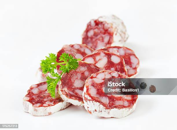 Salame Fatias Com Especiarias - Fotografias de stock e mais imagens de Amontoar - Amontoar, Carne, Comida