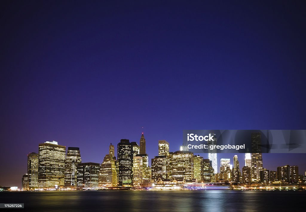 Нижний Манхэттен в Нью-Йорке ночью - Стоковые фото Без людей роялти-фри