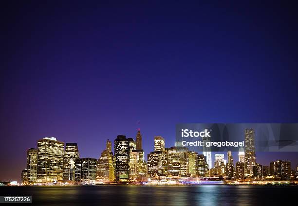 Нижний Манхэттен В Ньюйорке Ночью — стоковые фотографии и другие картинки Без людей - Без людей, Бизнес-центр, Большой город