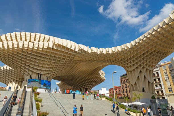 champignons de séville ou en espagnol setas de sevilla bâtiment à séville - plaza de la encarnación photos et images de collection