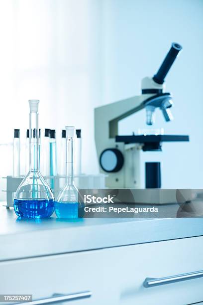 Untersuchung Im Labor Stockfoto und mehr Bilder von Forschung - Forschung, Mikroskop, Analysieren
