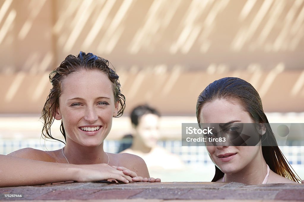 Atraente jovem mulheres conversando na piscina - Foto de stock de Adulto royalty-free