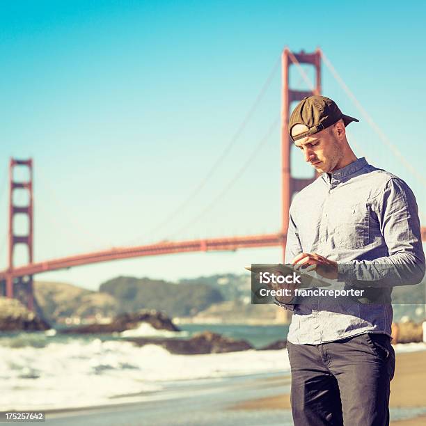 Foto de Falar De Mídias Sociais Em Golden Gate De São Francisco e mais fotos de stock de 20-24 Anos
