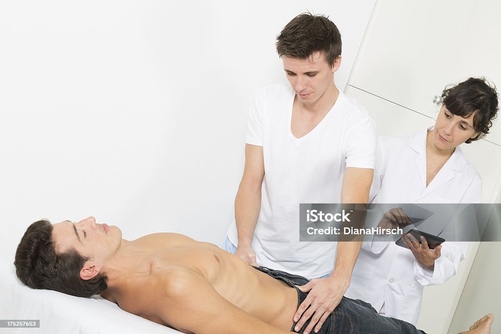 Osteopata e femmina medico curante del paziente - Foto stock royalty-free di Pelvi