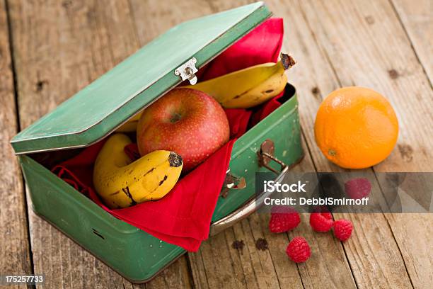 Photo libre de droit de Manger Davantage De Fruits Frais Pour Le Déjeuner banque d'images et plus d'images libres de droit de Gamelle - Gamelle, Antiquités, D'autrefois