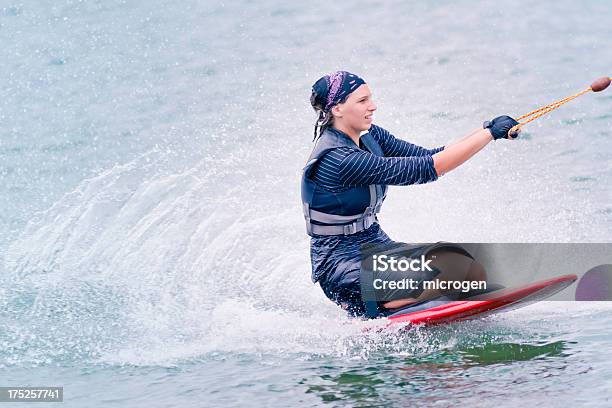 Kneeboarding Ragazza - Fotografie stock e altre immagini di Acqua - Acqua, Acrobazia, Adulto