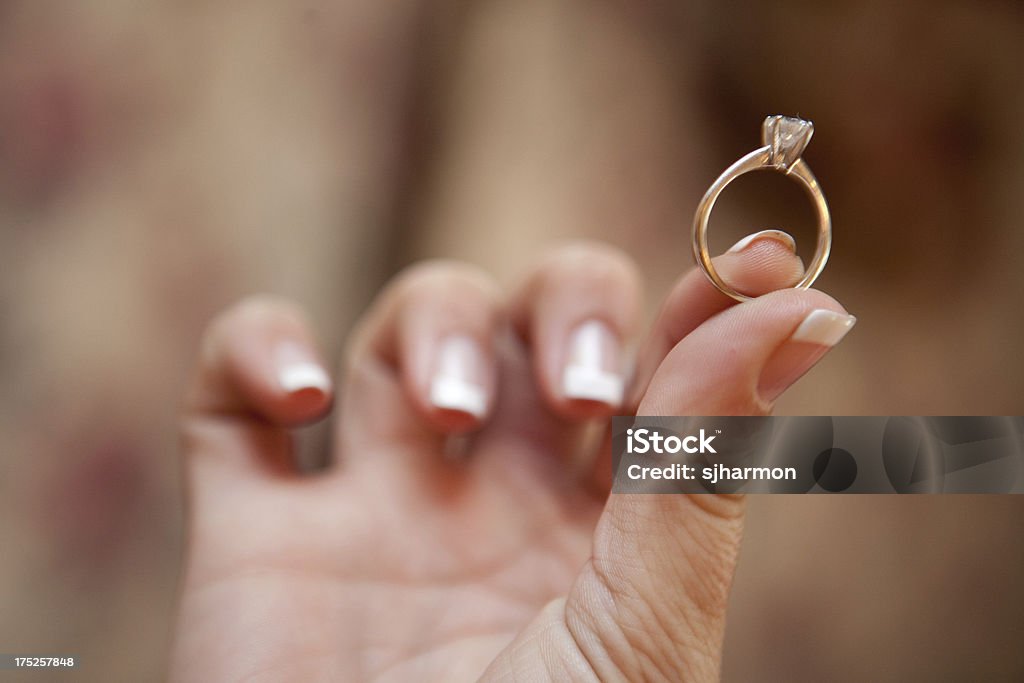Diamond Engagement Ehering, die von Braut - Lizenzfrei Attraktive Frau Stock-Foto
