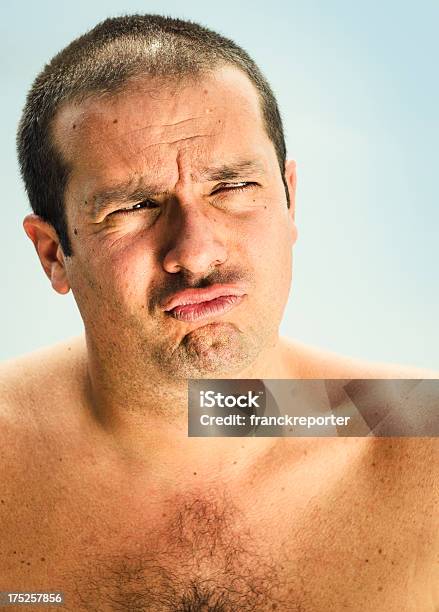 Expresión Facial Hombre En Verano Foto de stock y más banco de imágenes de 30-39 años - 30-39 años, Adulto, Adulto de mediana edad
