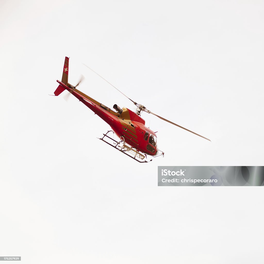 レッドヘリコプターのフライト - カラー画像のロイヤリティフリーストックフォト