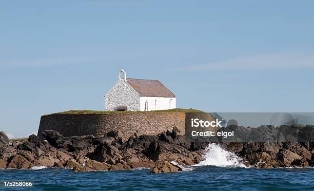 Photo libre de droit de Chapelle Sur Lîle Aberffraw Anglesey Au Pays De Galles banque d'images et plus d'images libres de droit de Anglesey - Pays de Galles