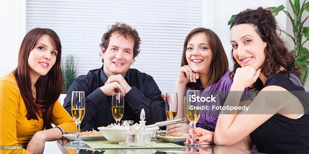 Amigos tendo em jantar no casa - Foto de stock de Adulto royalty-free